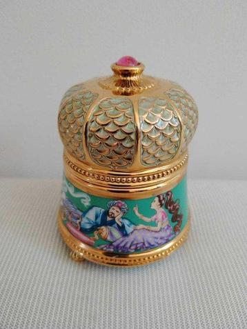 Boîte à musique en porcelaine et métal plaqué or —