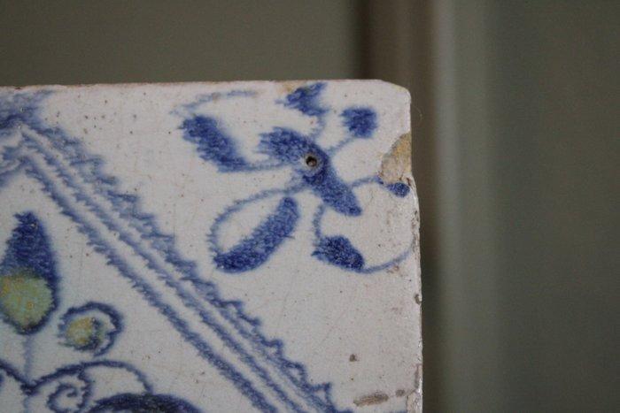 Carreau - Motif de trois fleurs du XVIIIe siècle dans un, Antiek en Kunst, Antiek | Glaswerk en Kristal