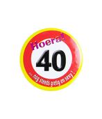 Button 40 Jaar Verkeersbord 5,5cm, Hobby en Vrije tijd, Nieuw, Verzenden