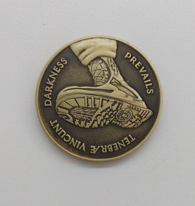 Shepard Fairey (OBEY) (1970) - Antique Brass Coin x, Antiek en Kunst, Kunst | Schilderijen | Modern