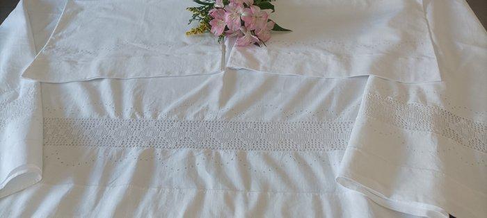 Delicaat beddengoed met mooie handgemaakte kant en met de, Antiek en Kunst, Antiek | Tapijten, Tafelkleden en Textiel