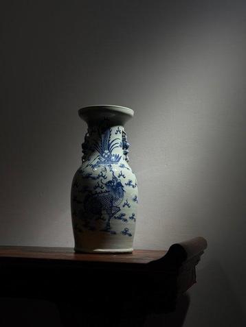 Vase bleu et blanc peint avec un phénix et un kirin - Vase à