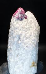 Spinelle fluorescente, Vietnam - Hauteur : 8 cm - Largeur :