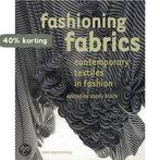 Fashioning Fabrics 9781904772415 Polly Leonard, Verzenden, Zo goed als nieuw, Polly Leonard