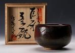 Un chawan rouge sang qui cache un secret ardent – Art par