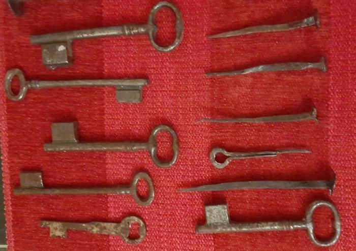 Themacollectie - Oude sleutels en spijkers, Antiek en Kunst, Antiek | Speelgoed