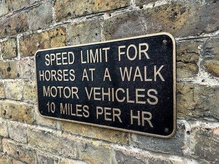 Limite de vitesse pour les chevaux - Panneau - Fonte, Antiquités & Art, Antiquités | Assiettes décoratives & Carrelages
