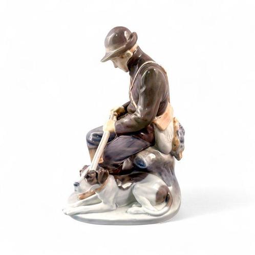 Royal Copenhagen - Figurine - Boxed Hunter with Dog loading, Antiek en Kunst, Antiek | Glaswerk en Kristal