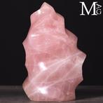 Uitgehouwen in natuurlijke rozenkwarts, gevormd tot een