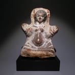 Oud-Egyptisch Terracotta Beeld van een vrouwelijke bijvrouw.