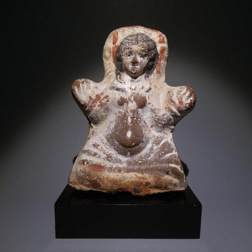 Oud-Egyptisch Terracotta Beeld van een vrouwelijke bijvrouw., Verzamelen, Mineralen en Fossielen