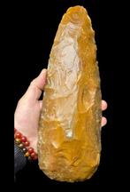 Monster vuursteen-bifacet gereedschap, originele presentatie