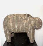 Houten en terracotta standbeeld Poterie dat een stier uit