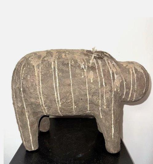 Houten en terracotta standbeeld Poterie dat een stier uit, Antiek en Kunst, Kunst | Niet-Westerse kunst