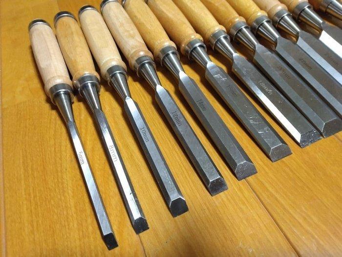 12-Piece Woodworking Chisel Set — Flat Carpenter Chisels, Antiquités & Art, Antiquités | Assiettes décoratives & Carrelages