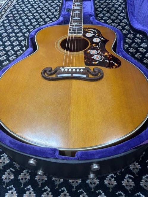 Epiphone - IGC 1957 SJ200 – “King of the FlatTops”, Muziek en Instrumenten, Snaarinstrumenten | Gitaren | Akoestisch