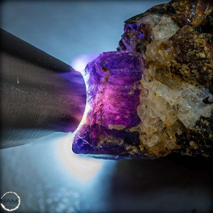 Natuurlijke meerkleurige saffier op matrix 206,25 ct uit, Verzamelen, Mineralen en Fossielen