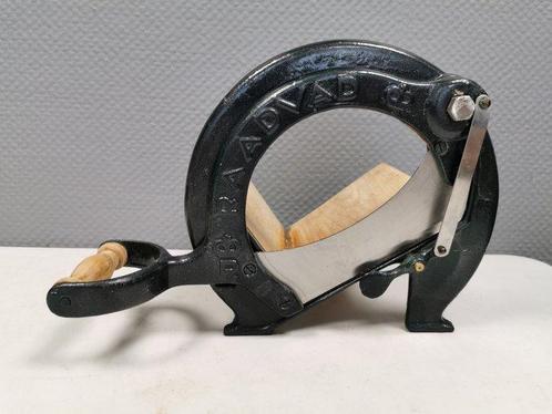 Raadvad - Ove Larsen - Coupe-pain - Modèle 294 - Fonte, Antiek en Kunst, Antiek | Wandborden en Tegels