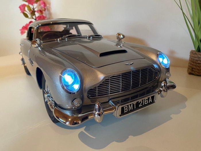 Eaglemoss 1:8 - Voiture miniature - Aston Martin DB 5 James, Hobby en Vrije tijd, Modelauto's | 1:5 tot 1:12