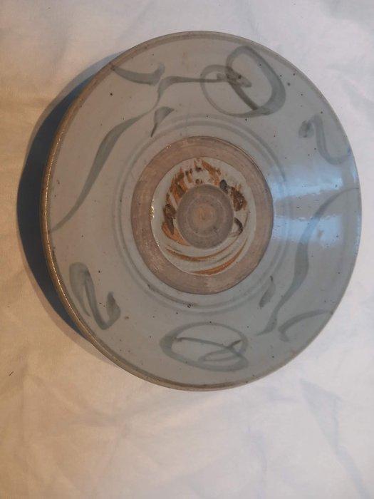 Chinees Swatow Zhangzhou provinciaal aardewerk bord en een, Antiquités & Art, Antiquités | Autres Antiquités