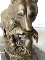 Sculpture, Milo - Bronzen beer met vis, op marmeren sokkel -