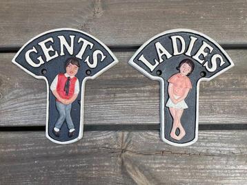 Decoratief ornament - Set van twee gietijzeren toiletbordjes, Antiek en Kunst