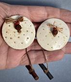 Tribale oorbellen Naga in schelp, hout en rode zaad –