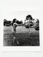 Bunny Yeager (1929-2014) - Pin-Up Bettie Page playing with