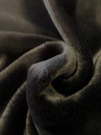 Prachtig, constant en zeer zacht intens zwart pelsje. -