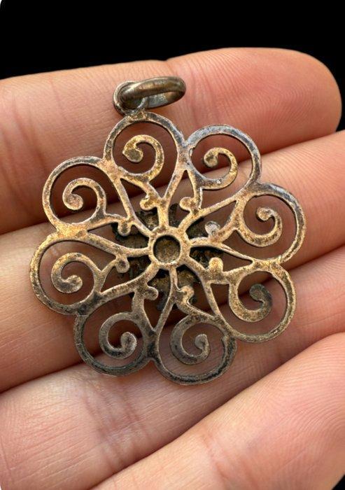 Mysterieuze gotische filigraanhanger met een heraldiek wapen, Antiek en Kunst, Curiosa en Brocante