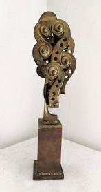 Fernandez Arman (1928-2005) - Crosses de violons sur socle, Antiquités & Art