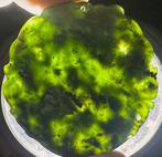 Draak-amulet en symbool van fortuin en geluk. Oud nefriet,