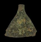 Viking periode Bronzen amulet in de vorm van een bijl.