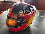 Ferrari - Carlos Sainz Jr - 2023 - Replica helm, Verzamelen, Automerken, Motoren en Formule 1, Nieuw