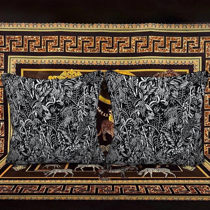 Jean-Paul Gaultier Nieuwe set van twee - Kussen, Antiek en Kunst, Antiek | Tapijten, Tafelkleden en Textiel