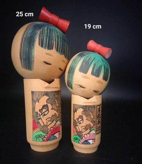 Suigai Sato - Beeldje, Twee mooie kokeshi met daruma, Antiek en Kunst, Curiosa en Brocante