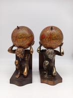 Beeld, Una coppia di ferma libro mappa mondo - 27 cm -