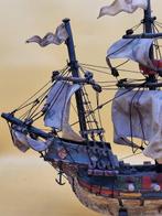 Modellschiff – Handgefertigtes Holzschiff mit Stoffsegeln -