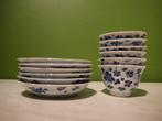 Set van zes blauwe en witte theekopjes met zes bijpassende, Antiek en Kunst