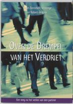 Over De Drempel Van Het Verdriet 9789063533342, Boeken, Susan Zonnebelt-Smeenge, Robert de Vries, Zo goed als nieuw, Verzenden