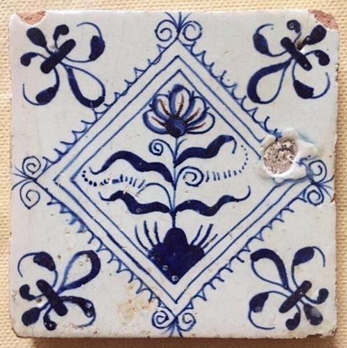 Carreau - Carreau de la renaissance ancienne avec fleur ;, Antiek en Kunst, Antiek | Glaswerk en Kristal