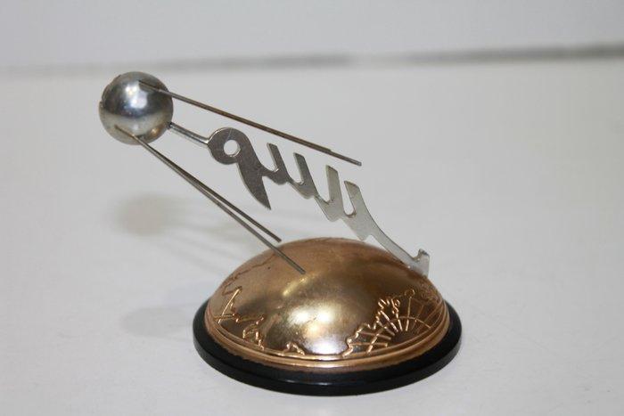 Sovjetruimte-souvenir - De eerste aardse satelliet, Antiquités & Art, Antiquités | Assiettes décoratives & Carrelages