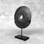 Ornement décoratif - NO RESERVE PRICE - Lava stone disc on a, Antiek en Kunst