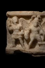 Romain antique Albâtre Face dune urne funéraire avec une