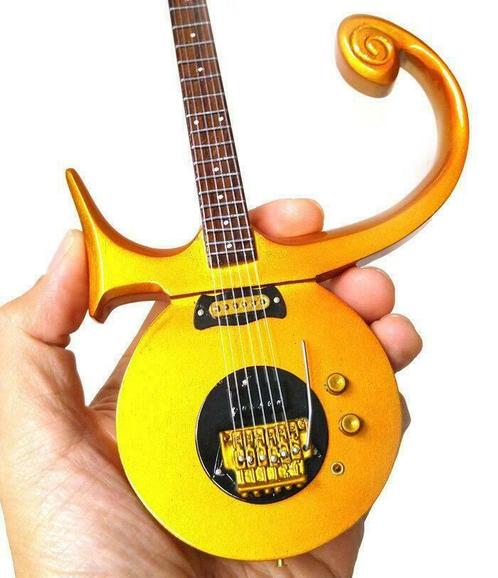 Miniatuur Love Symbol gitaar met gratis standaard, Collections, Cinéma & Télévision, Envoi