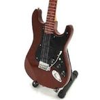 Miniatuur Fender Stratocaster gitaar met gratis standaard, Verzenden, Nieuw, Beeldje, Replica of Model