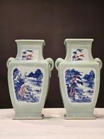 Quelques vases chinois en céladon avec un paysage bleu et