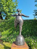 sculptuur, Vrolijk dansende dame - 110 cm - Brons, Antiek en Kunst