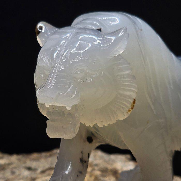 Tijgerbeeldhouwwerk in natuurlijk veelkleurige beige agaat., Verzamelen, Mineralen en Fossielen