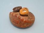 Fijn gesneden netsuke waarop twee schelpen te zien zijn op